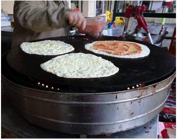 Preparation of Lebanese pizzas 