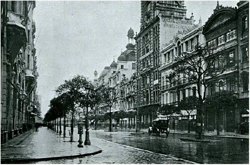 Foto da Avenida Rio Branco na cidade do Rio de Janeiro. A foto foi tirada às 16h do sábado de 26 de outubro de 1918