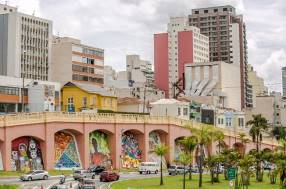 Arcos dos italianos ou
Arcos do Bixiga, patrimônio histórico de São Paulo, com a ação do graffiti
autorizado pela gestão Haddad em 2016.