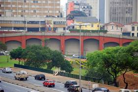 O estado de apagamento do
graffiti dos Arcos do Bixiga e a restauração cromática que, para ser mantida, é
na atualidade protegida vinte e quatro horas por dia.