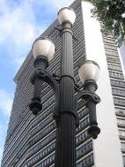 Os antigos
primeiros postes foram modernizados com os postes em ferro fundido da
iluminação a gás de São Paulo.