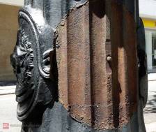 Na atualidade, os
  postes memória de então estão sem manutenção dando visibilidade ao pouco
  cuidado destinado pelo poder público ao patrimônio urbano que, entre outras
  consequências, difunde um não valor assumido da preservação histórica.