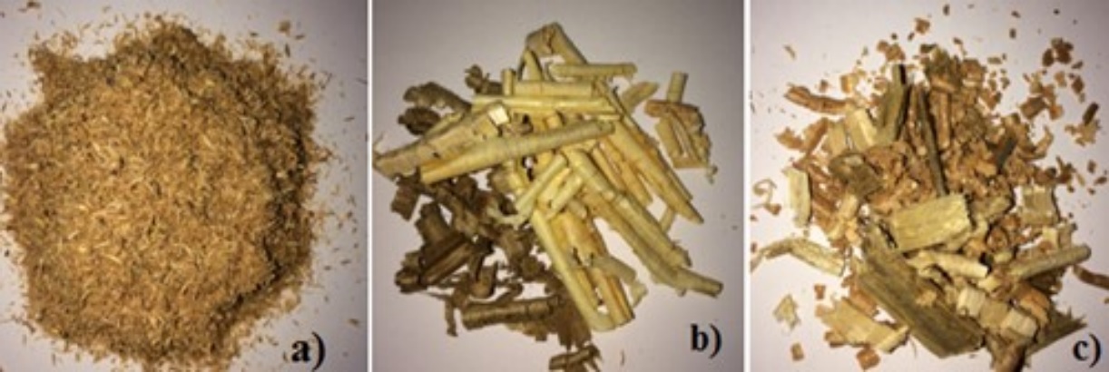 Formas de Biomasa:
  a) aserr&iacute;n, b) virutas y c) astillas