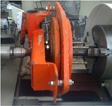Figura
  11. Montaje del generador en el torno.