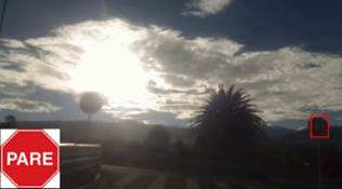 Figura 7: Resultados del sistema de
detecci&oacute;n de se&ntilde;ales de tr&aacute;nsito en el caso Pare, durante un d&iacute;a soleado sobre
una autopista; (a) imagen de entrada, (b) ROI y (c) detecciones.