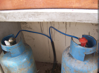 Cilindro de GLP con su v�lvula de conexi�n en mal estado.