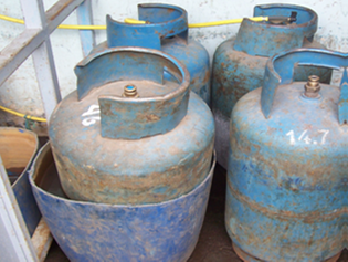 Cilindro de GLP sobre un recipiente con agua caliente para mejorar la capacidad de vaporizaci�n natural.