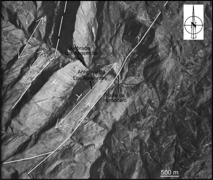 Extraccin de la fotografa area n 890 de 1977, en ella se indica el anticlinal de Los Aposentos y la falla de Humocaro.