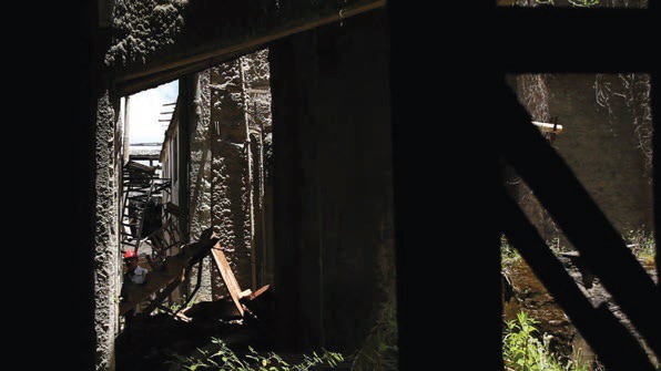 Fotograma de La Siberia: un antiguo trabajador busca
el camino de salida de uno de los espacios.