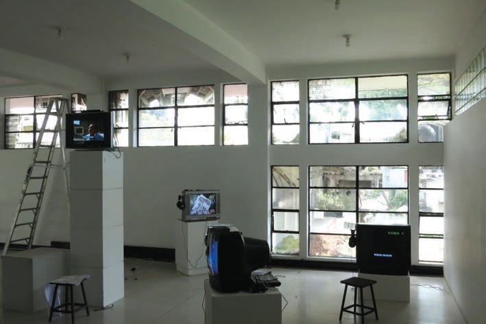 Pantallas que
exhiben el material de archivo en la videoinstalaci&oacute;n La Siberia: recuerda al olvidar.