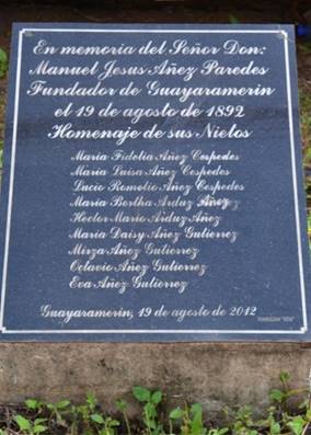 Plaqueta en honor a Manuel Jesús Añez en la plaza principal de Guayaramerín