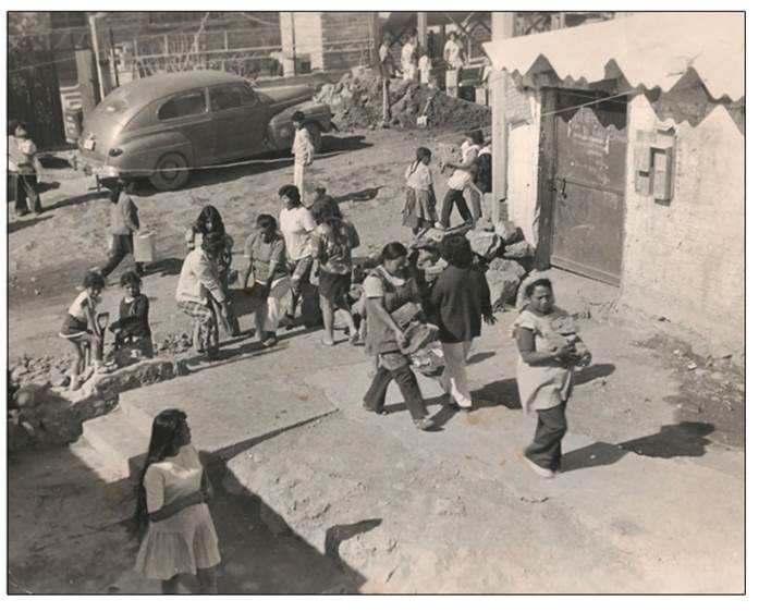 Mujeres colaborando en la construcci&oacute;n del Pedregal de Santo Domingo