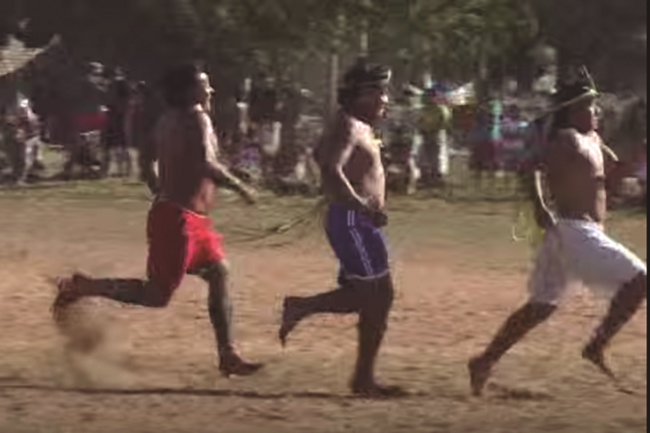 Frame del documental con las
carreras del noni