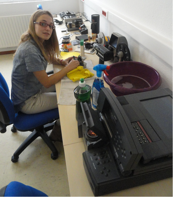 Marta Estell&eacute;s preparando en el &aacute;tico del Interfacultativo los aparatos rescatados para la exposici&oacute;n