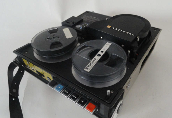 Se fotografiaron todos los aparatos educativos rescatados de los desvanes para su documentaci&oacute;n hist&oacute;rica. En la imagen un magnetoscopio de cinta abierta. El primero que se us&oacute; en la antigua Escuela de Magisterio para programas de video educativo