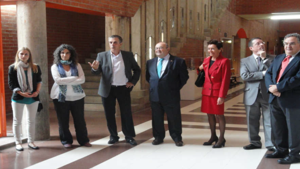 Inauguraci&oacute;n de la exposici&oacute;n por el Rector Jos&eacute; Carlos G&oacute;mez Sal, la Vicerrectora de Extensi&oacute;n Universitaria, Decanos de la Facultad de Educaci&oacute;n y Filosof&iacute;a y Letras, directora del Departamento de Educaci&oacute;n y los creadores de la exposici&oacute;n