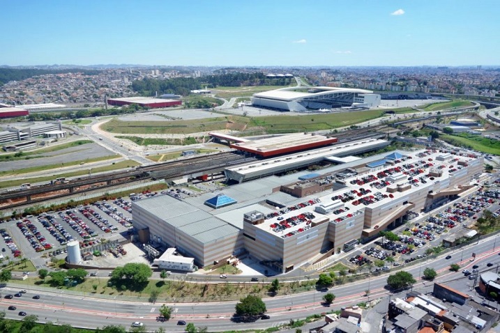 Imagem do Shopping Metrô Itaquera. Ao fundo, respectivamente, o terminal metrô-CPTM Itaquera e a Arena Corinthians