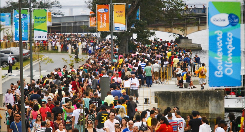 &ldquo;Congestionamento humano&rdquo; durante a inaugura&ccedil;&atilde;o do Boulevard Ol&iacute;mpico, &agrave;s v&eacute;speras da abertura dos Jogos Ol&iacute;mpicos Rio 2016