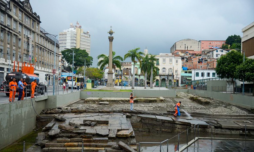 Funcion&aacute;rios realizam manuten&ccedil;&atilde;o do Cais do Valongo ap&oacute;s alagamento por chuva (2018)