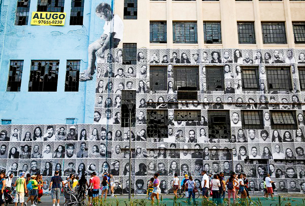 Grafites e interven&ccedil;&otilde;es art&iacute;sticas cobrem as fachadas de im&oacute;veis vazios ao longo do Boulevard Ol&iacute;mpico (2018)