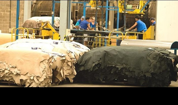 Grandes peças de couro prontas para a venda