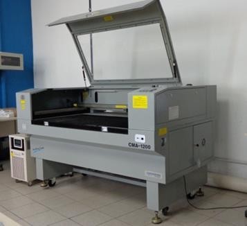 Máquina Yueming Laser do laboratório Virtual Design da UFRGS