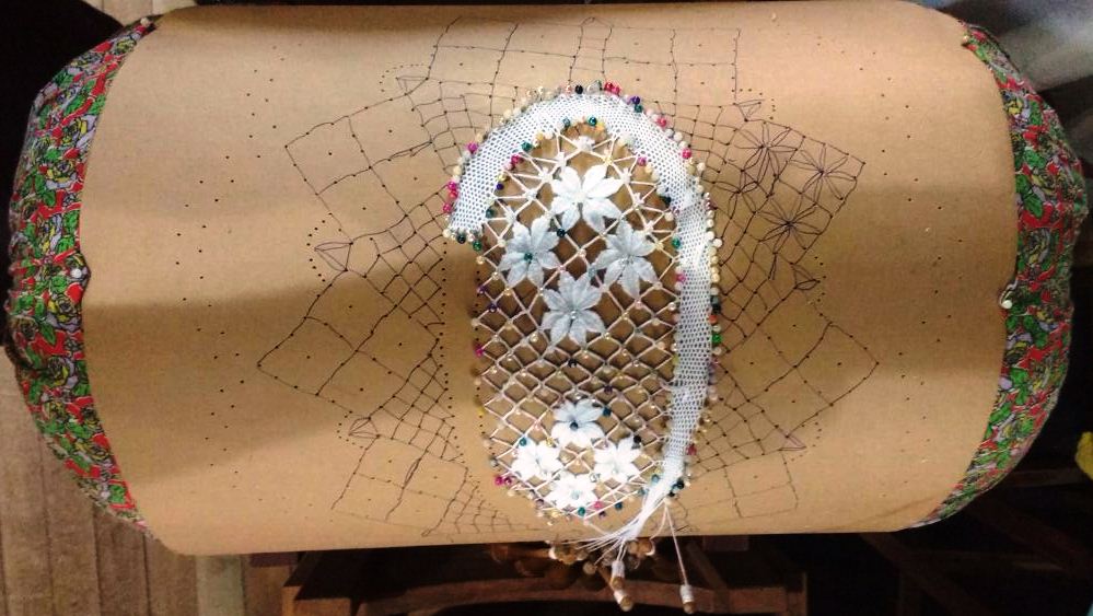Forma tradicional de pique: papelão
com riscos e furos