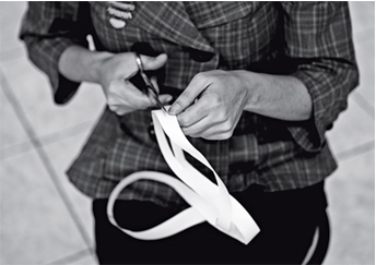 Caminhando, Lygia Clark, 1963, Rep&oacute;rter de Isto &eacute; reencena
    Caminhando.     