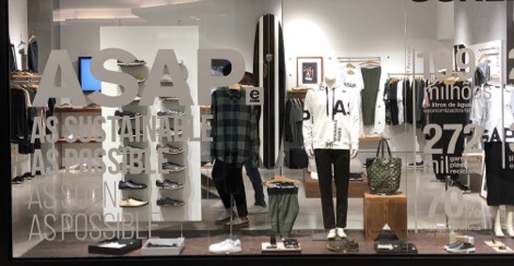Vitrine da loja Osklen no
    Bras&iacute;lia Shopping.