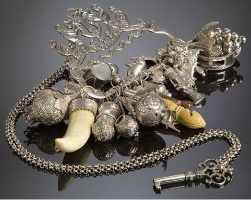 Penca de balangandãs em prata, com 27 peças, corrente e chave.