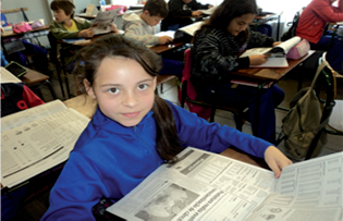 Figura 2 &ndash; Explorando o jornal em sala de aula.