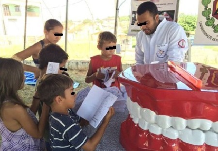 Figura 2- Utilização da cartilha ‘Vamos Colorir?’ em instituição educacional pública, como meio motivacional após orientação sobre higiene bucal. Ponta Grossa/PR, 2016