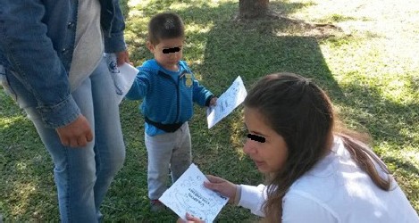 Figura 3- Utilização da cartilha ‘Vamos Colorir?’ em praça pública, como meio motivacional após roda de conversa sobre saúde bucal. Ponta Grossa/PR, 2016