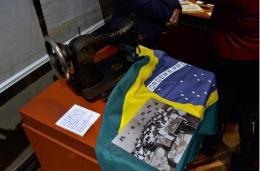 Fotografia 3- Confecção de bandeiras por  uma escola feminina – Museu Paranaense