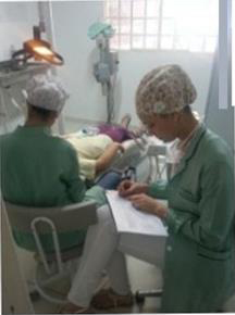 Figura
3. Alunos de graduação e mestrado em Odontologia durante atendimento
odontológico no consultório da Casa Acolhedora.