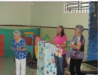 Figura 4 - Contação de história utilizando livro