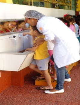 Figura 2 - Escovação supervisionada.