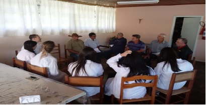 Figura 1- Roda de conversa com idosos Hipertensos e Diab&eacute;ticos Crutac.