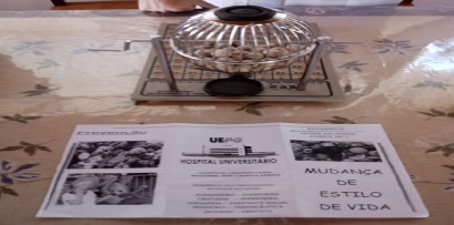 Figura 2- A&ccedil;&otilde;es l&uacute;dicas para os idosos Hipertensos e Diab&eacute;ticos. ''Bingo em sa&uacute;de" com idosos do CRUTAC.