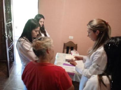 Figura 4 - Visita domiciliar. Atividade de acompanhamento farmacoterap&ecirc;ut&iacute;co.