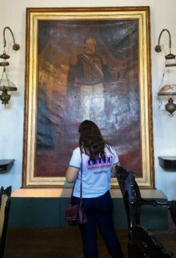 Figura 3 - Aluna fazendo anotações sobre a obra “Dom Pedro II”