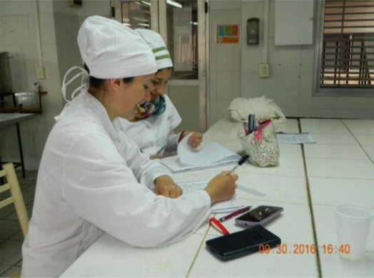Figura 3 - Estudiantes realizando el cálculo de información nutricional del menú.
