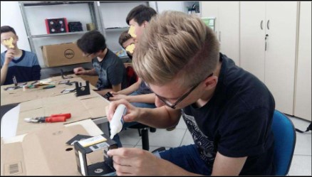 Figura 4 - Momento vivenciado por estudantes nas oficinas de arte com sucata eletr&ocirc;nica