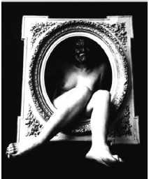 Orlan: Tentative pour sortir du cadre avec masque, (1965).