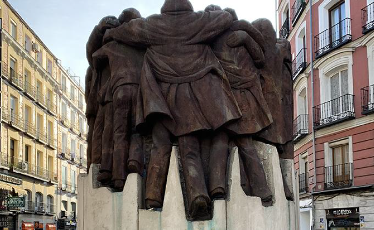 El abrazo (2003), obra escultrica de Juan Genovs en Madrid