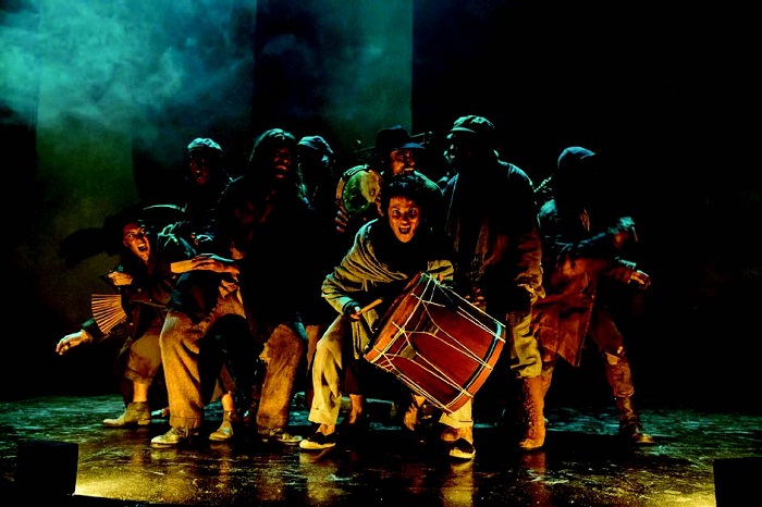  Coreografía de una de
las canciones. Fotógrafo Sergio Parra. Foto cortesía del Teatro de la Abadía 