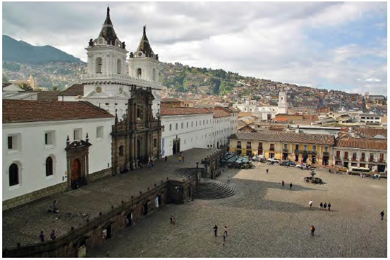 Fachada y atrio del convento de San Francisco en Quito. En este atrio se impartía la Doctrina en la época en que el convento era cabeza de doctrina.
