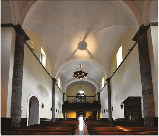 Vista del interior de la iglesia de Alegia desde la cabecera hacia el coro