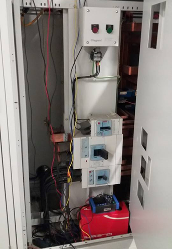 Analizador de potencia Hioki 3360-21 en el transformador del &Aacute;rea Acad&eacute;mica