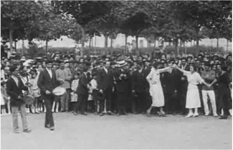 Fotograma de la filmaci�n del aurresku protagonizado por mujeres en Santurtzi en 1921